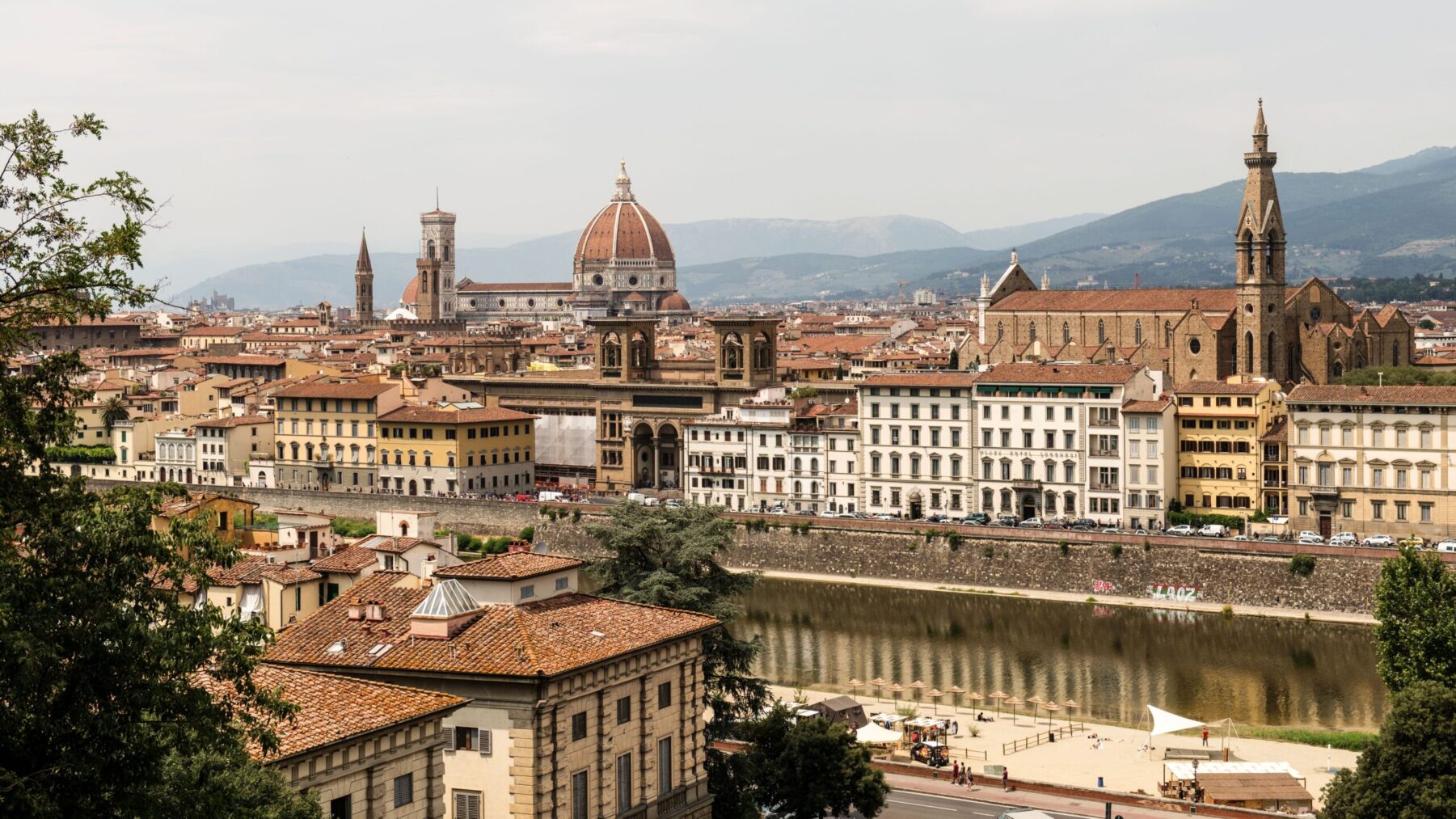Vue panoramique du paysage historique de Florence avec la Santa Maria del Fiore et le fleuve Arno.